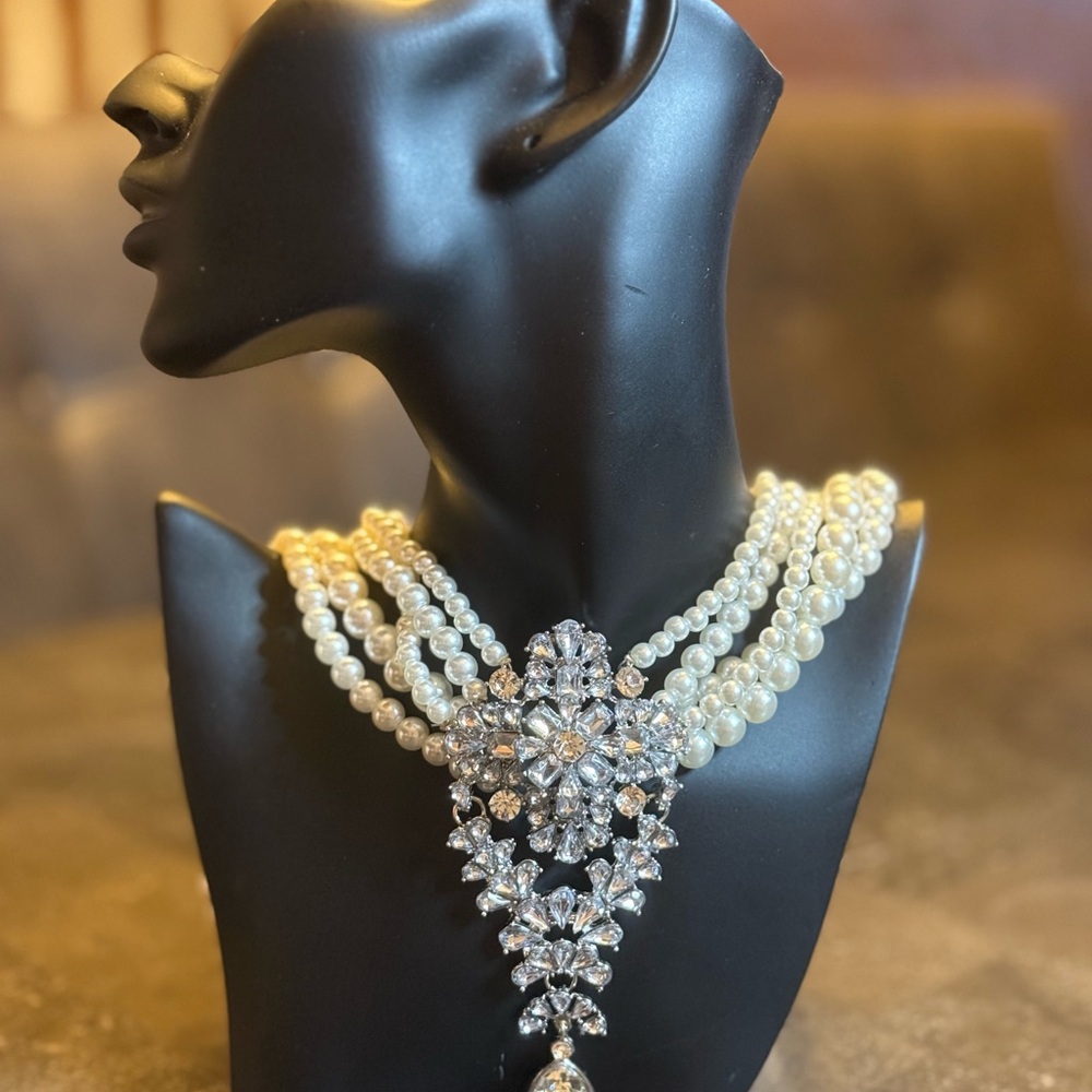 Elegant Pearl and Crystal Necklace